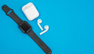 ساعة وسماعة أبل الذكية