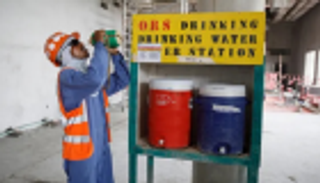 الجارديان: الإجهاد الحراري يقتل مئات العمال في قطر