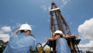 النفط يهبط 2% بضغط تنامي المخزون الأمريكي