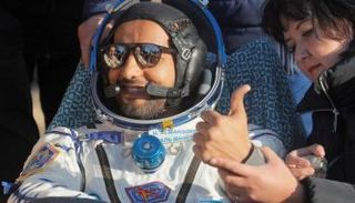 هزاع المنصوري يصل إلى الأرض 