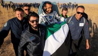 هزاع المنصوري يعود إلى الأرض