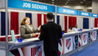 ارتفاع طفيف في طلبات إعانة البطالة الأمريكية