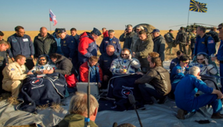 وصول هزاع المنصوري إلى الأرض