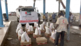 80 طن مساعدات إماراتية لأهالي حضرموت ولحج باليمن