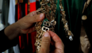 فلسطينية تزين الملابس بالمخلفات.. تطريز ونظافة