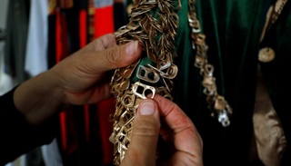 مها تعرض قطعة ملابس طرزتها بمخلفات معاد تدويرها