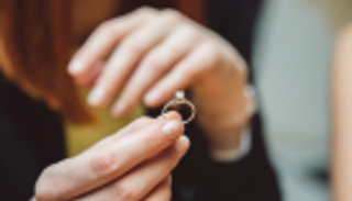 مصريون يتضامنون مع خطيبة مصطفى "أبو تورتة" بتقديم عروض وهدايا