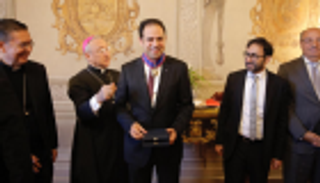 البابا فرنسيس يقلد أمين "لجنة الأخوة الإنسانية" وسام "قائد مع نجمة"