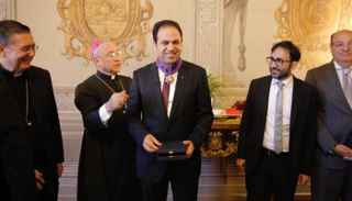 القاضي محمد عبدالسلام أثناء مراسم التكريم