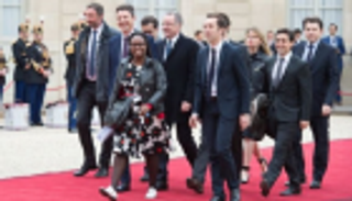 ملابس أول أفريقية ناطقة باسم رئيس فرنسا تثير الجدل 