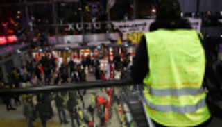 مئات يحتلون مركزا تجاريا في باريس تنديدا بالتدهور البيئي