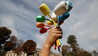 باقة زهور التوليب الملونة تكريما لضحايا الإرهاب