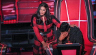 بكرسي متحرك وقصة مؤثرة.. مغربية ومصرية تشعلان "ذا فويس"