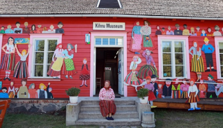 سيدة تجلس أمام منزلها في كينهو