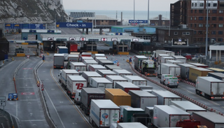 شاحنات في ميناء دوفر بإنجلترا - أ ف ب