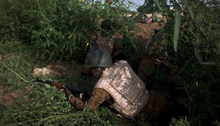 جندي تابع لجيش بوركينا فاسو بموقع إحدى الهجمات الإرهابية السابقة