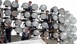 مصورون على أسطح أحد مباني العاصمة بيونج يانج