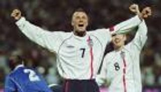 بركلة حرة قاتلة.. كيف تحول بيكهام من عدو صحف إنجلترا إلى معشوقها؟