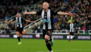 بعد إسقاط يونايتد.. موهبة نيوكاسل يتسلم جائزة رجل المباراة من شقيقه