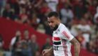 ألفيس يتجاوز تحدي النحل ويقود ساو باولو للانتصار