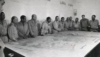 الرئيس المصري الراحل أنور السادات مع قادة حرب أكتوبر- أرشيفية