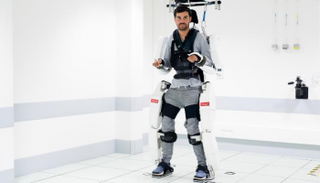 هيكل روبوت يساعد مشلولا على الحركة 