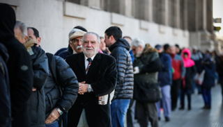 طابور أمام أحد البنوك الأرجنتينية 