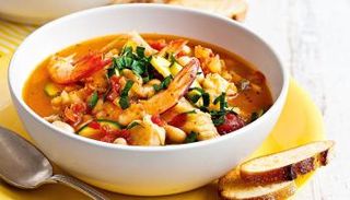 طريقة عمل شوربة المأكولات البحرية 