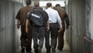 إسرائيل تتفاوض مع الأسرى لإنهاء الإضراب