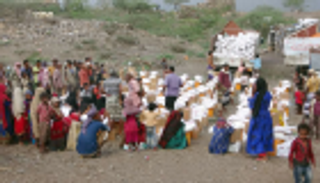 مساعدات إماراتية لإغاثة اليمنيين من سيول الحديدة وتعز