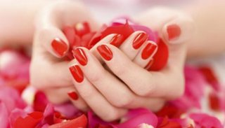 طلاء الأظافر يحتوي على مواد شديدة السمية