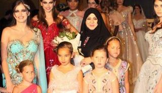 منى المنصوري تتوسط عددا من عارضات الأزياء