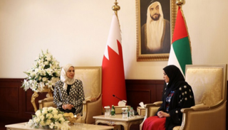 أمل القبيسي وفوزية زينل في لقاء سابق بينهما