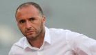 "ملعب تشاكر" يُشعر مدرب الجزائر بالخجل