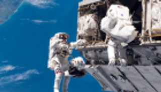 استبدال بطاريات محطة الفضاء الدولية.. متعة محفوفة بالمخاطر
