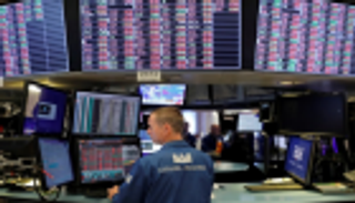 حذر المستثمرين يكسب تفاؤل ترامب.. الأسهم الأمريكية تتراجع