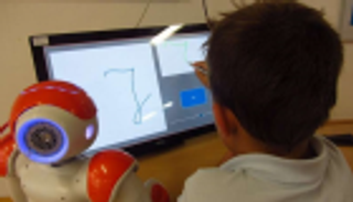 روبوت لتنمية مهارات خط اليد عند الأطفال