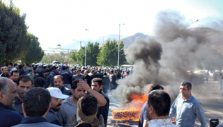 جانب من احتجاجات العمال بمدينة أراك وسط إيران