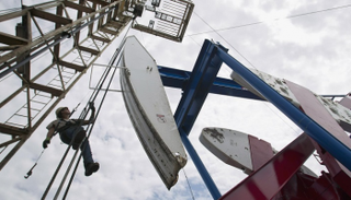 النفط يصعد بفعل اضطرابات العراق مع تنحية مخاوف الطلب جانبا