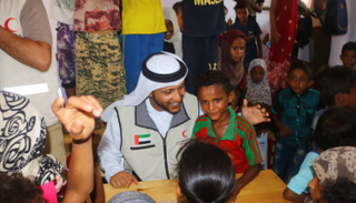 جانب من توزيع المستلزمات المدرسية على طلاب اليمن