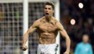 قصة كريستيانو رونالدو مع الملابس الداخلية.. أساطير الكرة والموضة