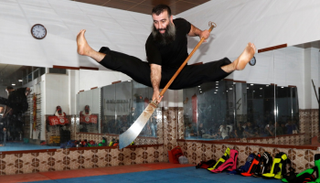 محمد رشيد يدرب الكونغ فو في المسجد