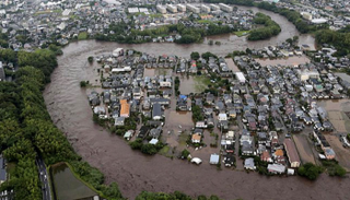 مياه الأمطار غزت الشوارع ومنعت السكان من الخروج