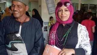 الدكتورة لمياء مبارك مع أحد المرضى المكفوفين