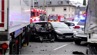 شاحنة تصطدم بـ6 سيارات في مدينة ليمبورج