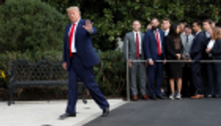 ترامب يزيح الاقتصاد الأمريكي عن قمة "التنافسية"