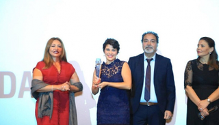 منى هلا بطلة فيلم "ليل خارجي" أثناء استلام الجائزة