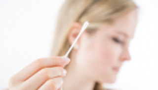 تنظيف الأذن بالأعواد القطنية قد تسبب التهابات