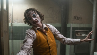 مشهد للممثل خواكين فينيكيس بطل فيلم "الجوكر"