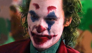 مشهد للممثل خواكين فينيكيس بطل فيلم "الجوكر"